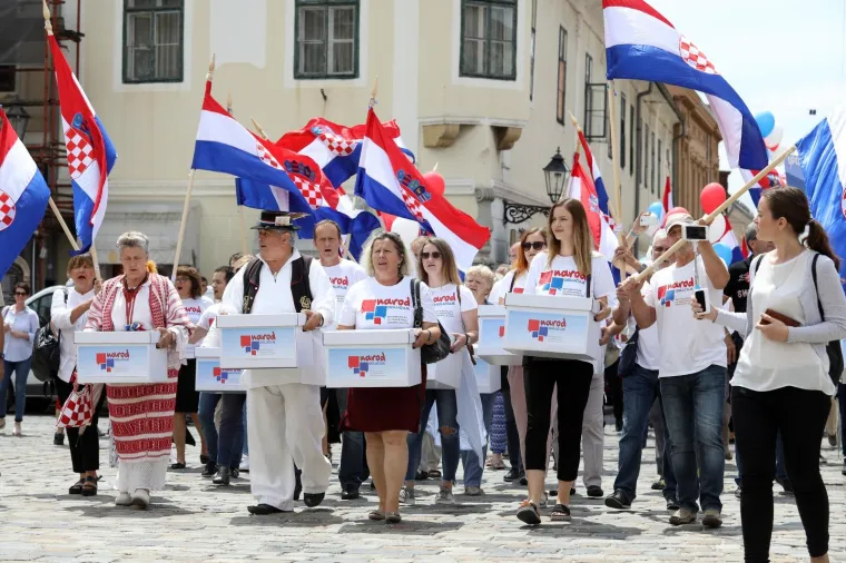 'NAROD ODLUČUJE' U SABORU: U narodnim nošnjama predali kutije s potpisima za zahtjev za raspisivanje referenduma