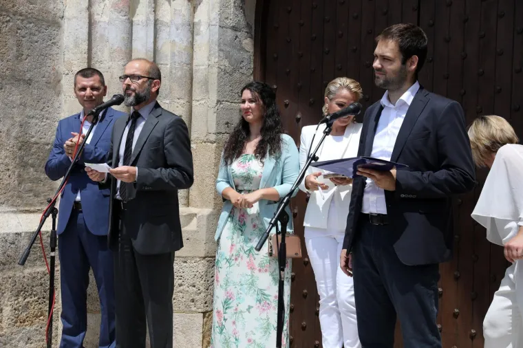 'NAROD ODLUČUJE' U SABORU: U narodnim nošnjama predali kutije s potpisima za zahtjev za raspisivanje referenduma