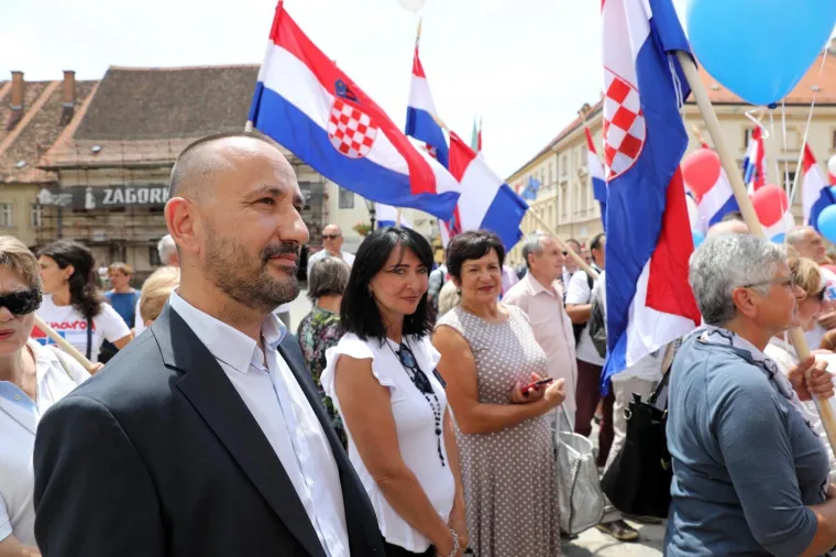 'NAROD ODLUČUJE' U SABORU: U narodnim nošnjama predali kutije s potpisima za zahtjev za raspisivanje referenduma