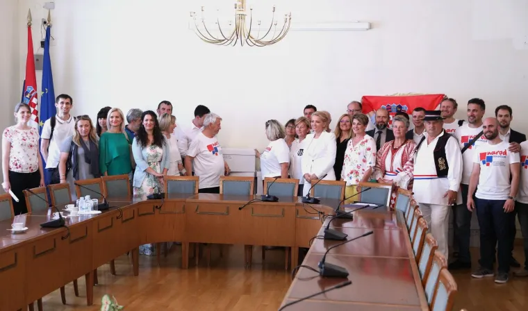 'NAROD ODLUČUJE' U SABORU: U narodnim nošnjama predali kutije s potpisima za zahtjev za raspisivanje referenduma