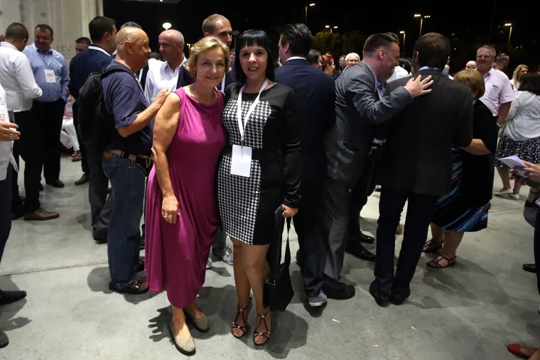 Moda u izbornim stožerima: Milanka Opačić u zavodljivoj haljini, Maša Petrov i Sanja Milanović igrale na sigurno