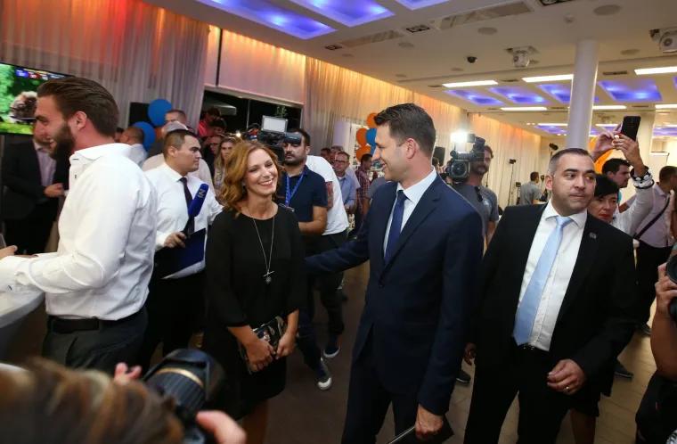 Moda u izbornim stožerima: Milanka Opačić u zavodljivoj haljini, Maša Petrov i Sanja Milanović igrale na sigurno