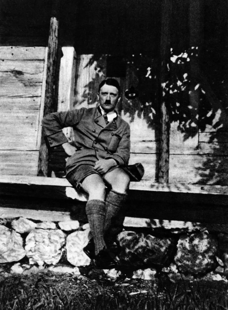 Ubrzo je postalo očito da Hitler pobjeđuje u borbi za odnose s javnošću koristeći 25-dnevno suđenje kao promociju za svoje ekstremno desničarske stavove, unatoč tome što je tehnički gubio slučaj. U svojoj završnoj riječi, Hitler je izjavio da će ignorirati presudu suda jer će ga &quot;Vječni sud povijesti&quot; osloboditi.