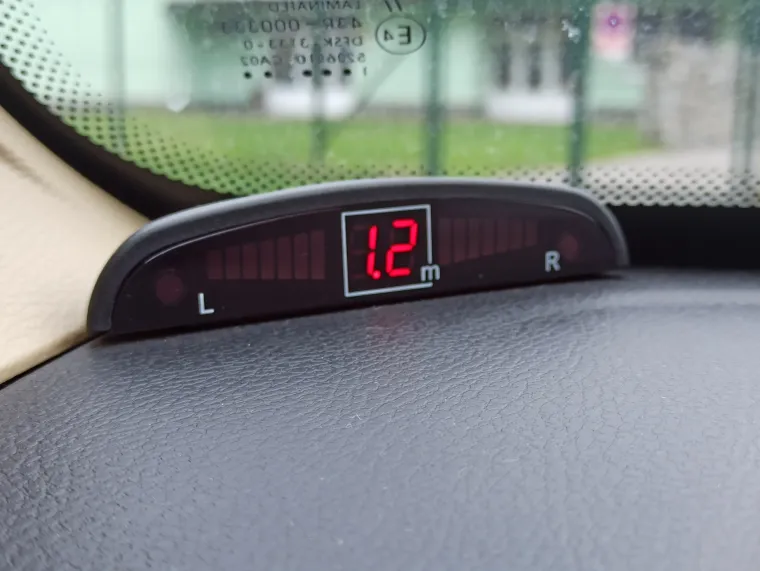 Ne samo da ima snezore nego vam mali displej pokraj vjetrobranskog stakla pokazuje i koliko ste metara udaljeni od nekoga ili nečega