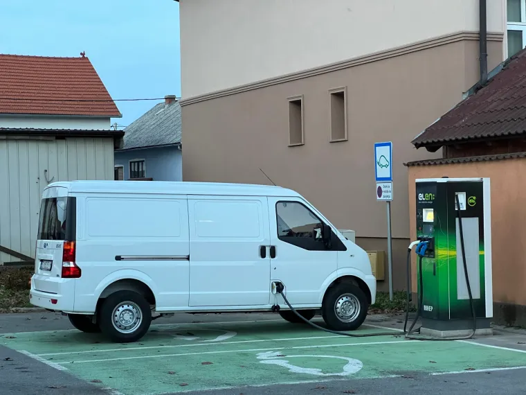 EC35 se relativno brzo puni, brzinom od 39 kWh, što znači da mu od skroz prazne do potpuno pune baterije treba sat vremena
