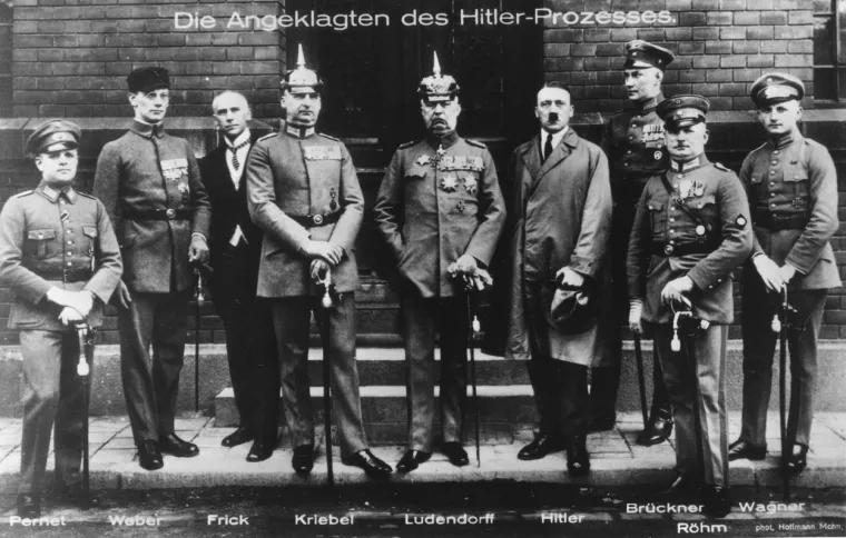 Nakon osude, Hitler je ostatak godine proveo u zatvoru pišući prvi svezak &apos;Moje borbe&apos;. U trenutku kad je pušten, postao je popularniji nego ikad, a u roku od osam godina preuzeo je Njemačku.