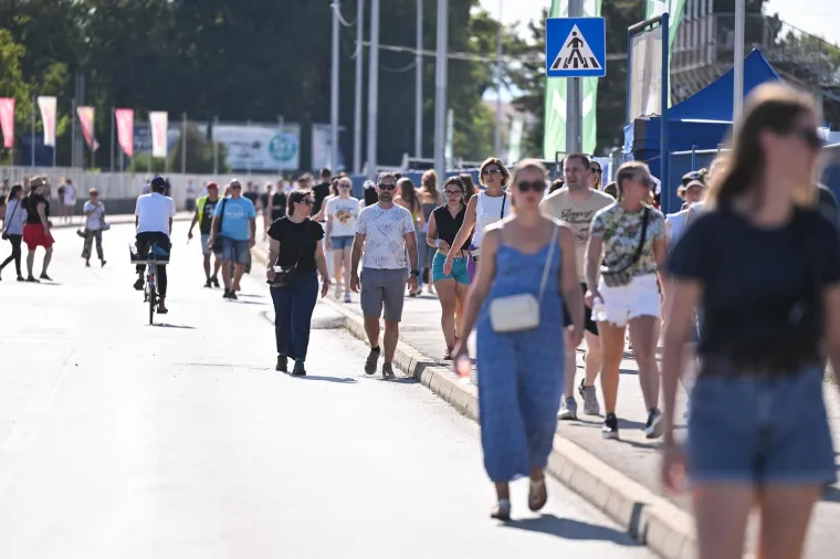 Mlade, lijepe i vesele idu na koncert Eda Sheerana. Pogledajte atmosferu prije koncerta godine u Zagrebu