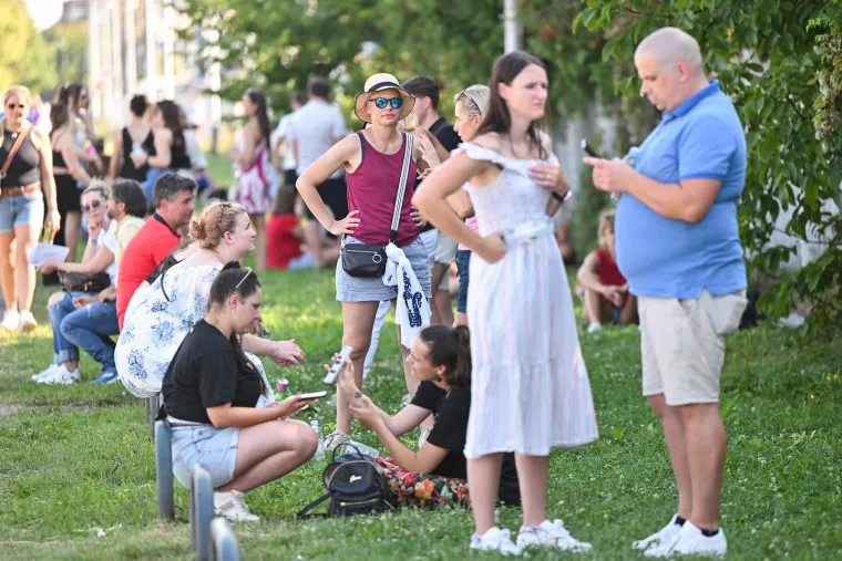 Mlade, lijepe i vesele idu na koncert Eda Sheerana. Pogledajte atmosferu prije koncerta godine u Zagrebu