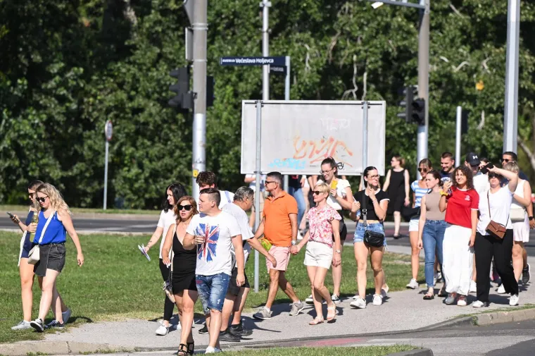 Mlade, lijepe i vesele idu na koncert Eda Sheerana. Pogledajte atmosferu prije koncerta godine u Zagrebu