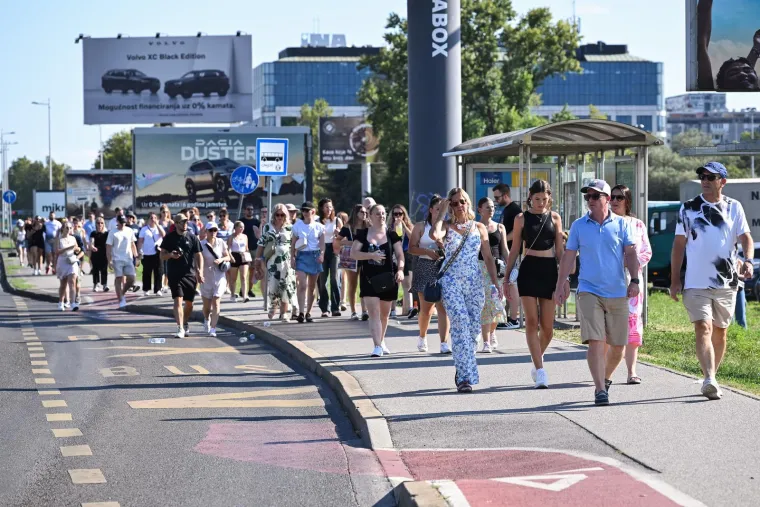 Publika se počela okupljati još u ranim popodnevnim satima, a vrata Hipodroma otvorena su nešto iza 16 sati. 