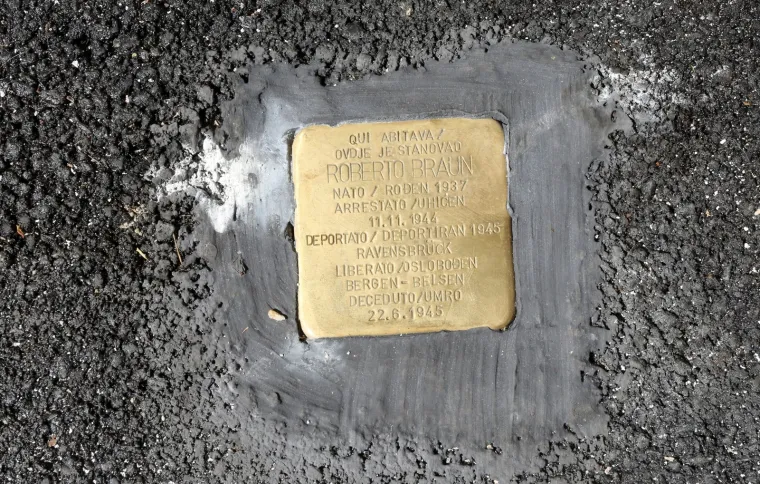 U njihovu čast postavljeni 'Kameni spoticanja': Odvedeni su iz svojih kuća u Auschwitz i nikad se nisu vratili