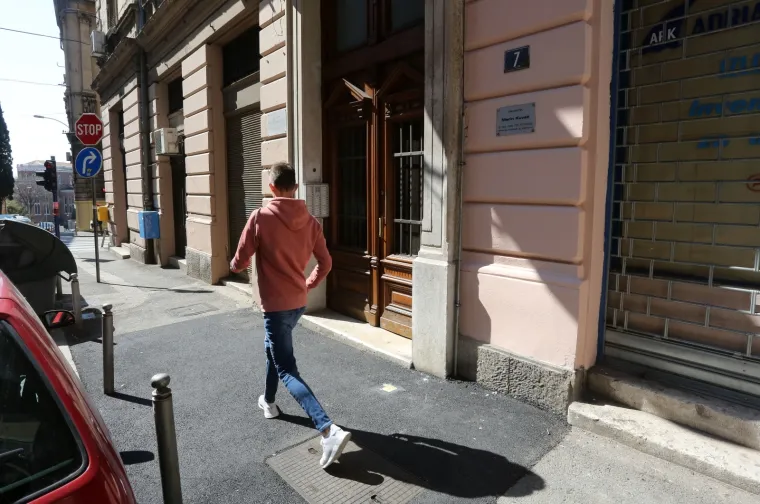 U njihovu čast postavljeni 'Kameni spoticanja': Odvedeni su iz svojih kuća u Auschwitz i nikad se nisu vratili