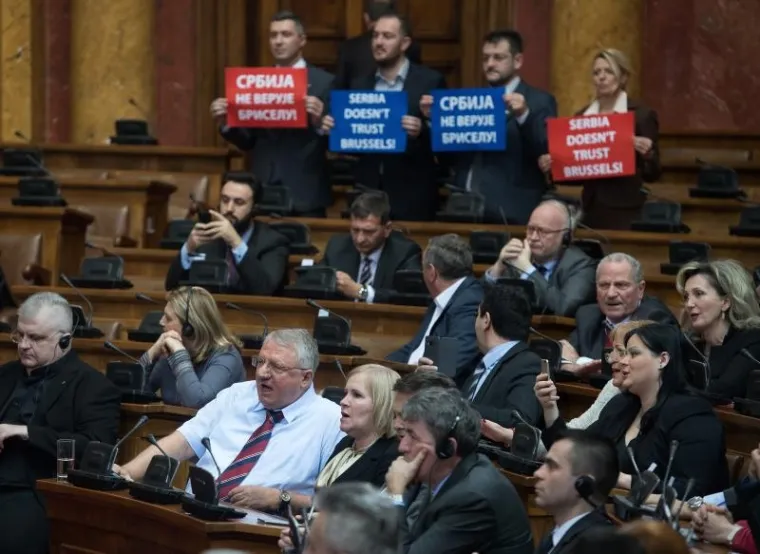 Zastupnici ultradesne stranke Dveri došli su, pak, u Skupštinu s transparentiam na kojiam ej pisalo "Srbija ne vjeruje Bruxellesu"