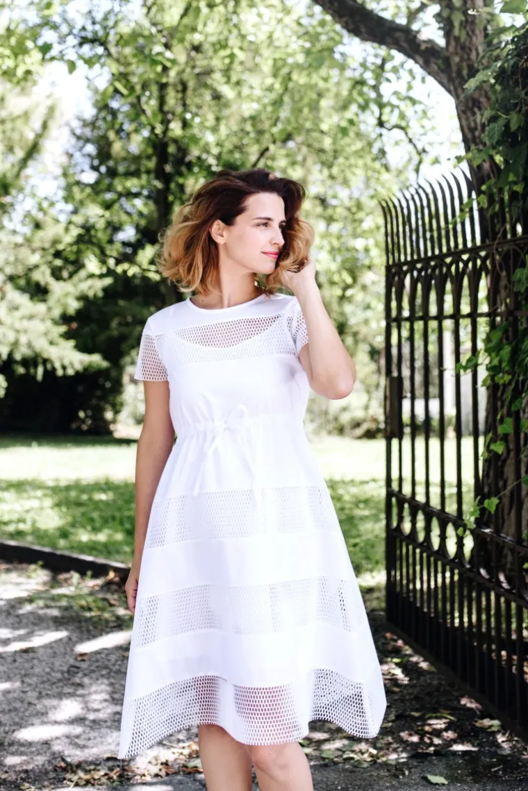 Hrvatski brend LuLu Couture donosi novu kolekciju punu prozračnih materijale, čistih linija, lepršavih detalja te opuštenog morskog stila. Sunce na koži, sol u kosi, lagana haljina ili nehajno prebačena košulja tvore cruise stil prave LuLu djevojke, koja se osjeća ugodno u svojoj koži, uživa u prirodi, ljudima, modi i pronalazi ljepotu svuda oko sebe