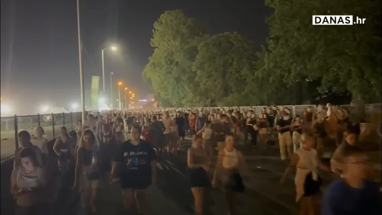 Koncertni program službeno je započeo u 17:30, a organizacija je bila pomno razrađena – od kontrole ulaza s personaliziranim ulaznicama do jasnih preporuka za korištenje javnog prijevoza zbog velikog broja posjetitelja.