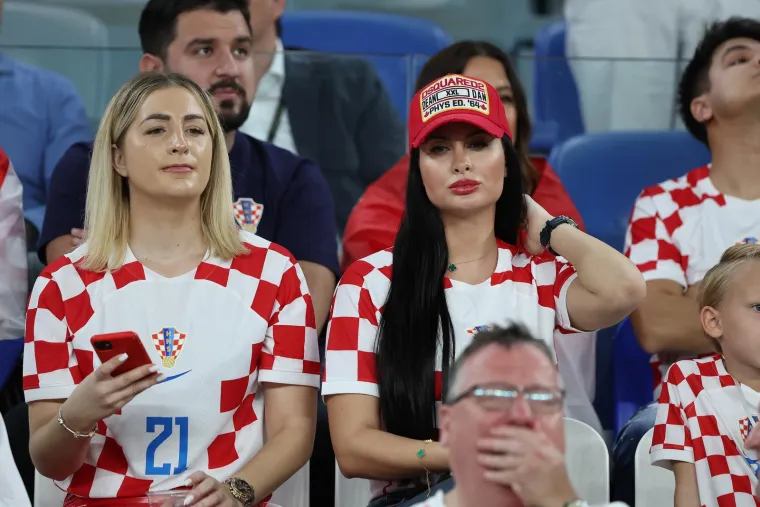Politička elita i obitelji Vatrenih plijene pažnju na tribinama: Svi su uz naše reprezentativce