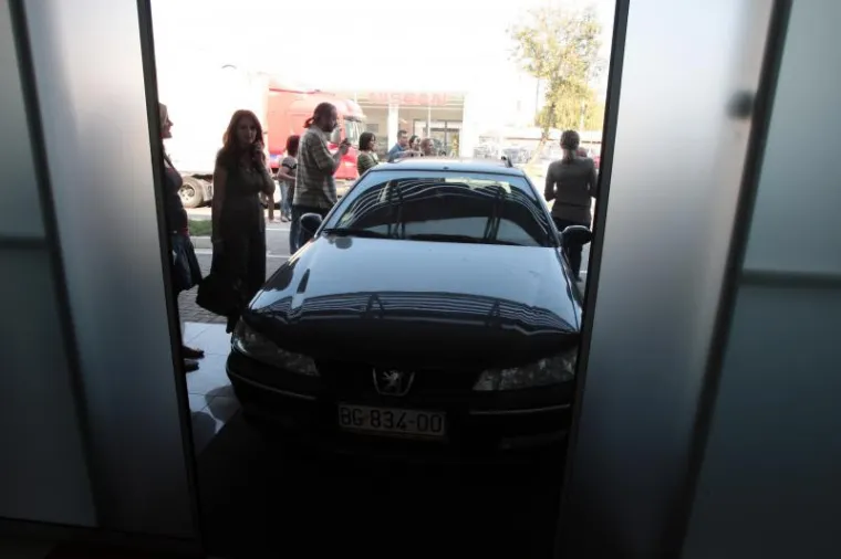 Pobješnjeli Nemeš se autom zaletio u zgradu