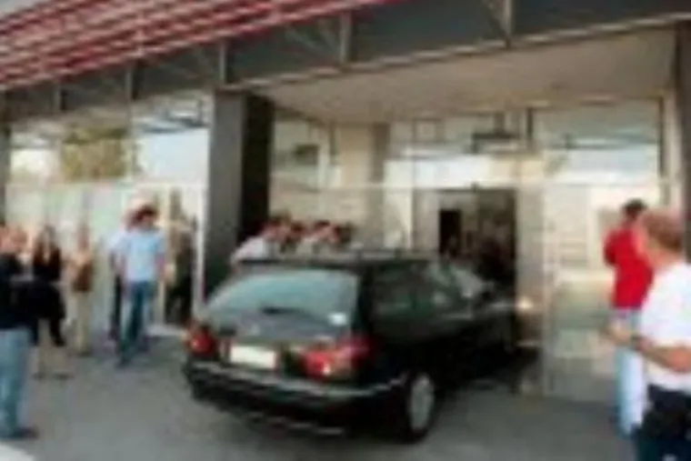 Pobješnjeli Nemeš se autom zaletio u zgradu