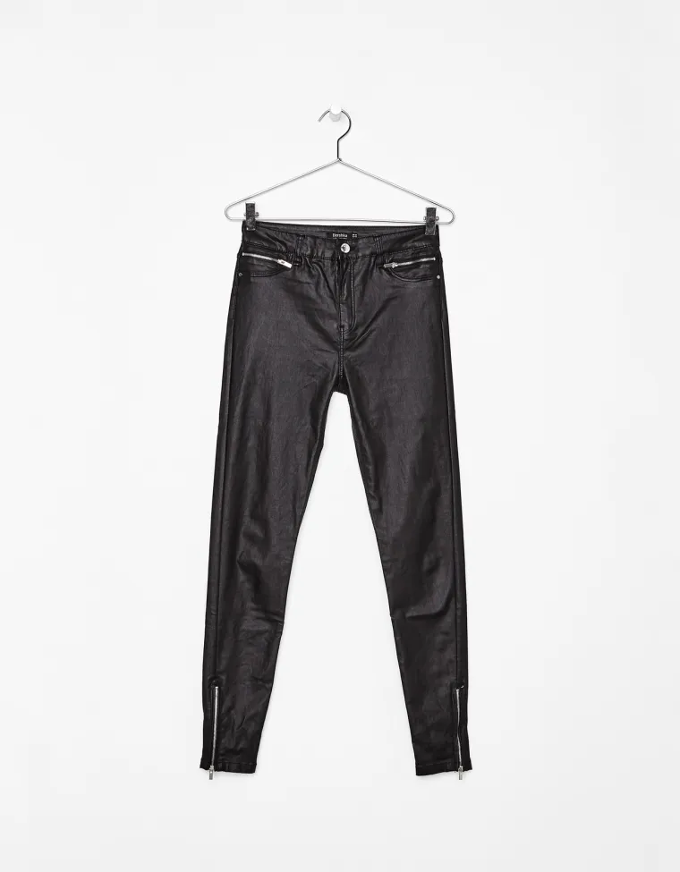 Skinny fit hlače kožnog izgleda, Bershka, 169,90 kuna