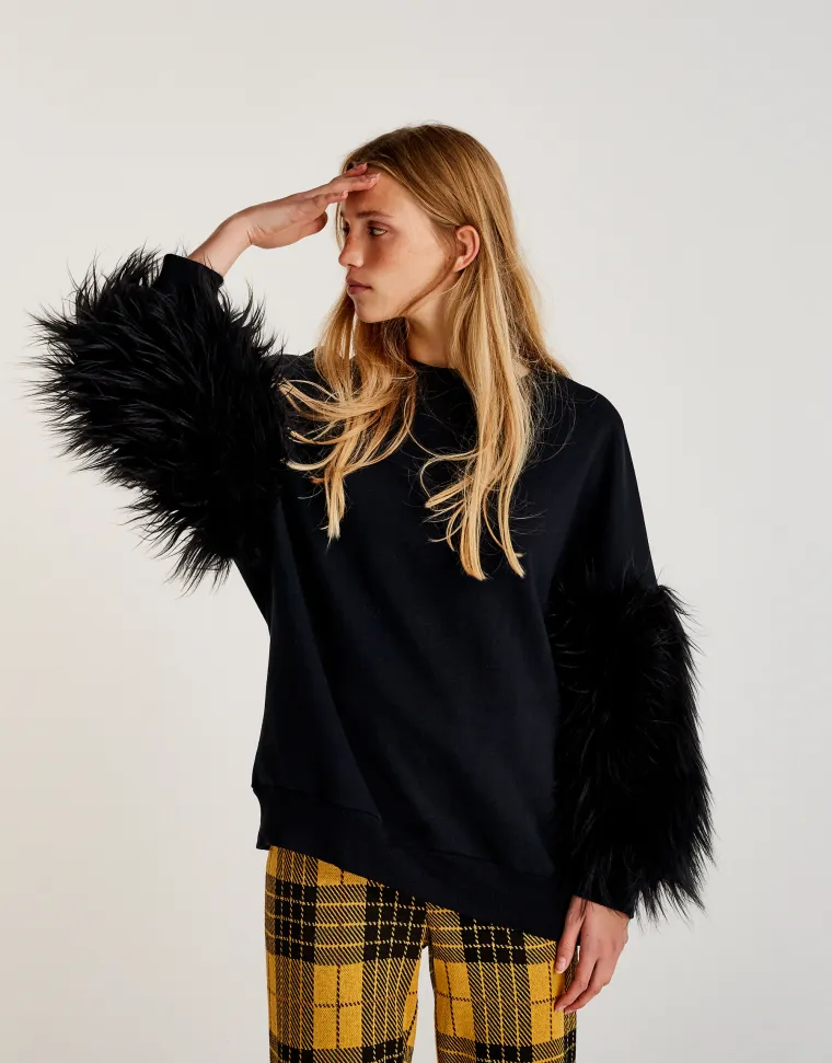 Majica s čupavim rukavima od umjetnog krzna, Pull&amp;Bear, 279,90 kuna