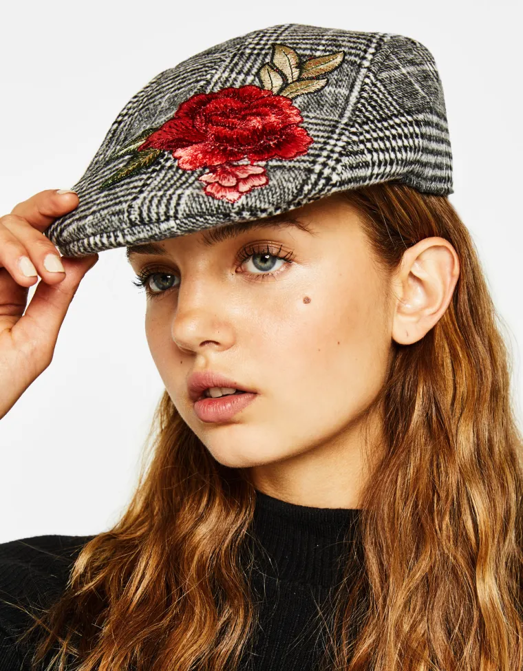 Beretka s izvezenim cvijećem, Bershka, 99,90 kuna