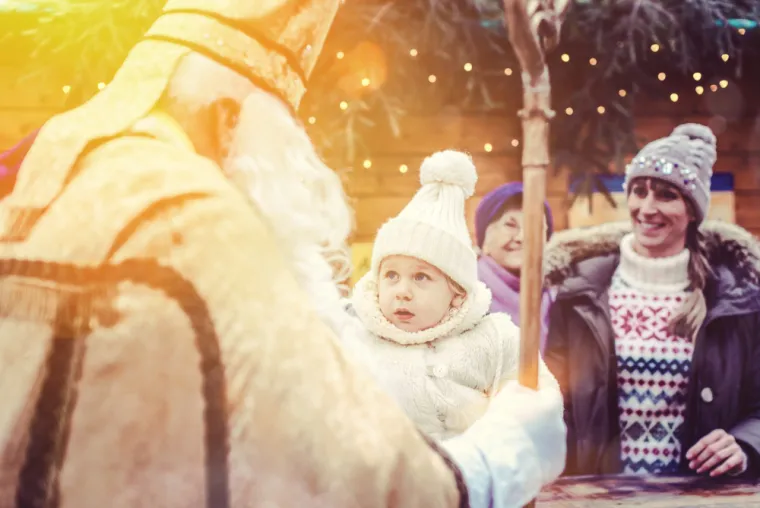 U Europi, prikaz sv. Nikole ostao je vjeran biskupu, i  slavi se za njegov spomendan. U Engleskoj je Saint Nicholas, u Njemačkoj Sinterklaas, u Poljskoj Mikula. Naša tradicija darovanja u čizmici vezana je uz drugu legendu