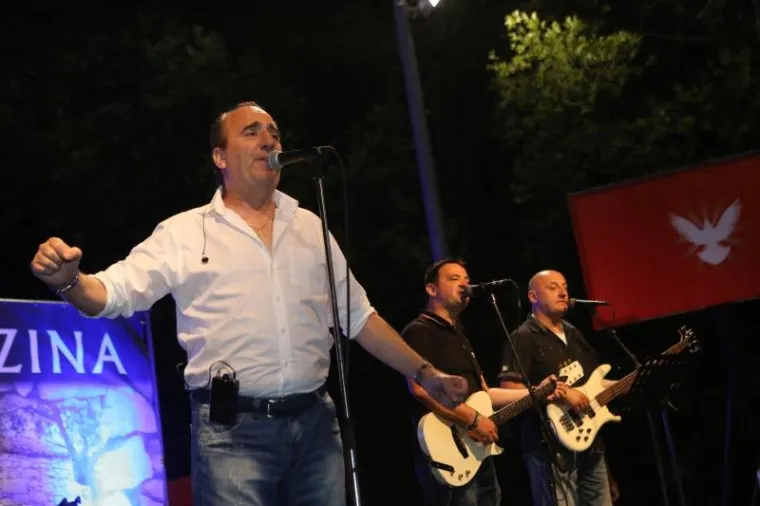 On je nju izgrebao, a ona njega premlatila drvenim štapom