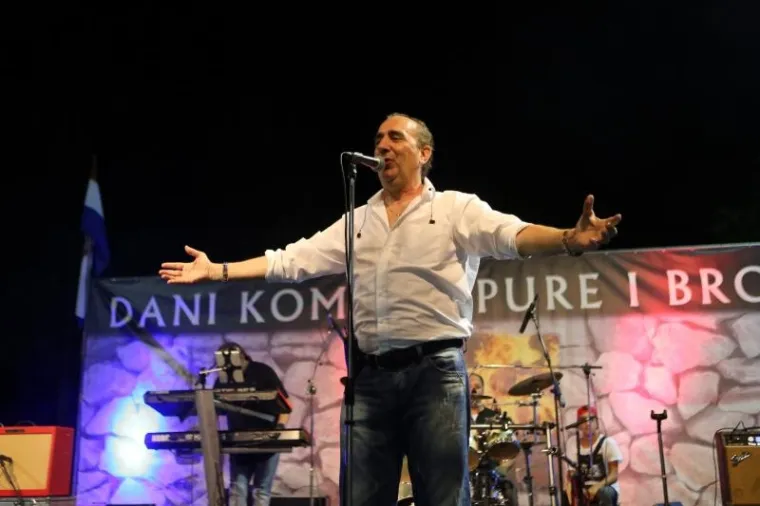 Mladen Grdović održao je koncert na 13. manifestaciji Dani komina, pure i bronzina u Tijarici