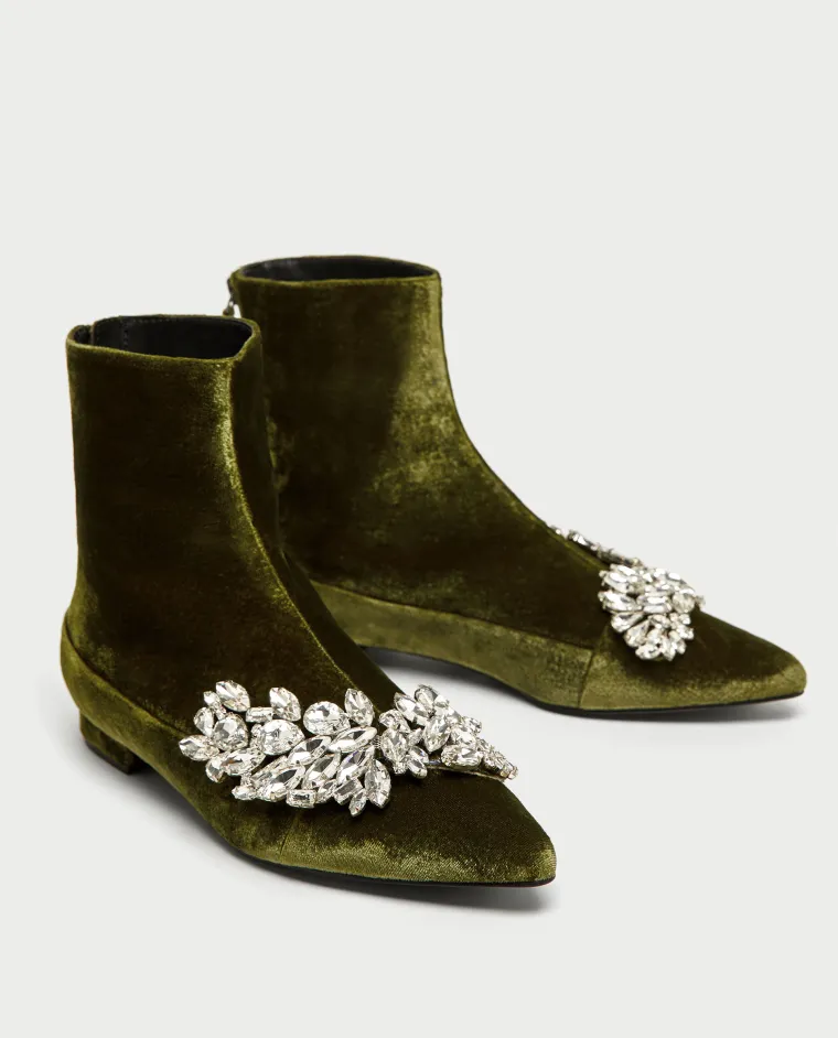 Ravne baršunaste gležnjače s biserima, Zara, 549,90 kuna