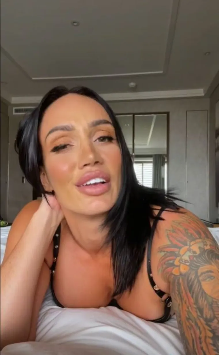U prethodnom intervjuu o svojoj karijeri, Hayley je priznala da se morala okrenuti pornografiji kako bi zadržala priljev novca.