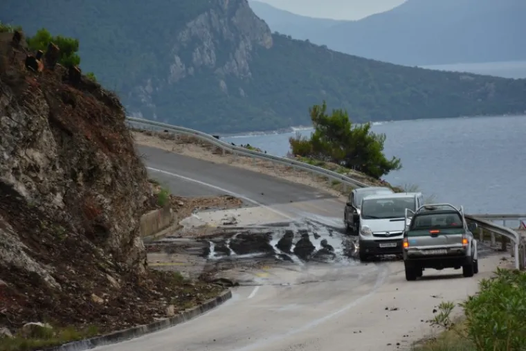 UNIŠTENA I PLAŽA: Bujice uzrokovale odrone, mještani strahuju