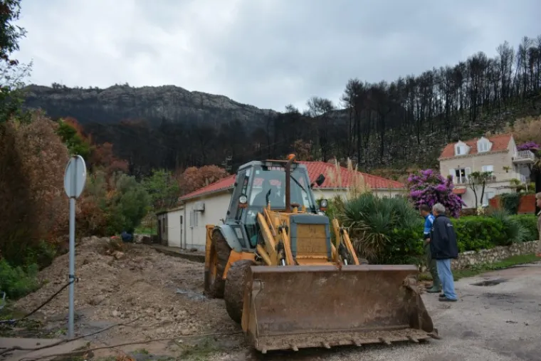 UNIŠTENA I PLAŽA: Bujice uzrokovale odrone, mještani strahuju
