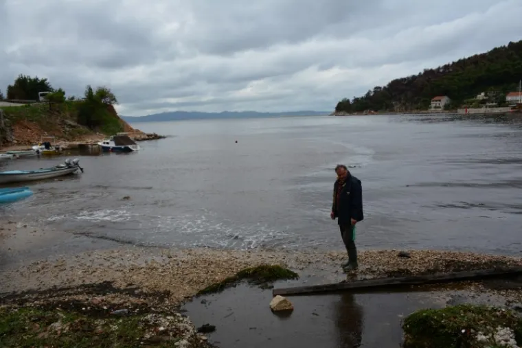 UNIŠTENA I PLAŽA: Bujice uzrokovale odrone, mještani strahuju