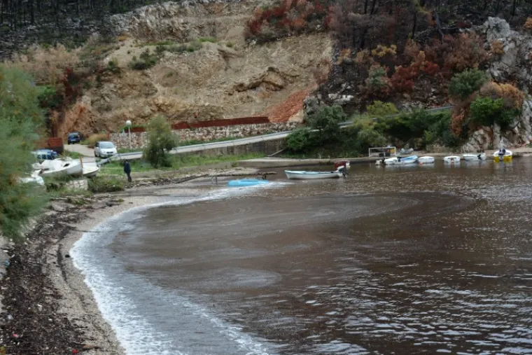 UNIŠTENA I PLAŽA: Bujice uzrokovale odrone, mještani strahuju