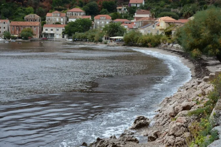 UNIŠTENA I PLAŽA: Bujice uzrokovale odrone, mještani strahuju
