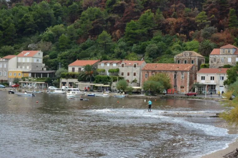 UNIŠTENA I PLAŽA: Bujice uzrokovale odrone, mještani strahuju
