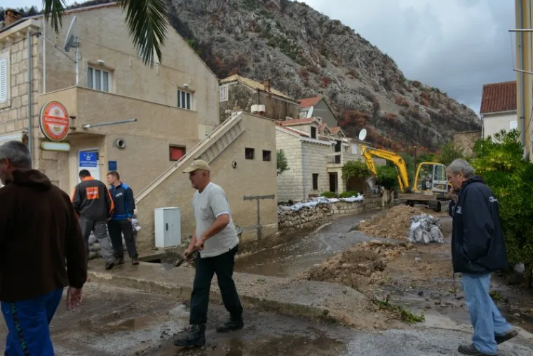UNIŠTENA I PLAŽA: Bujice uzrokovale odrone, mještani strahuju