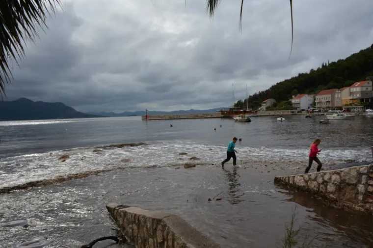 UNIŠTENA I PLAŽA: Bujice uzrokovale odrone, mještani strahuju