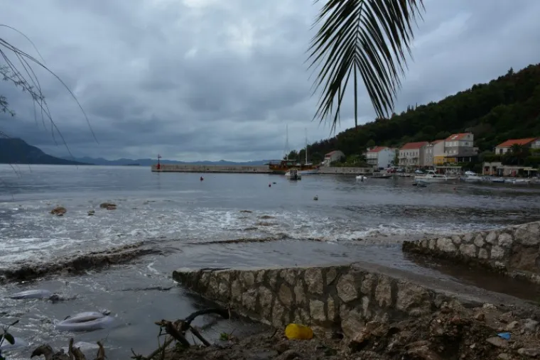 UNIŠTENA I PLAŽA: Bujice uzrokovale odrone, mještani strahuju