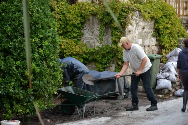 UNIŠTENA I PLAŽA: Bujice uzrokovale odrone, mještani strahuju