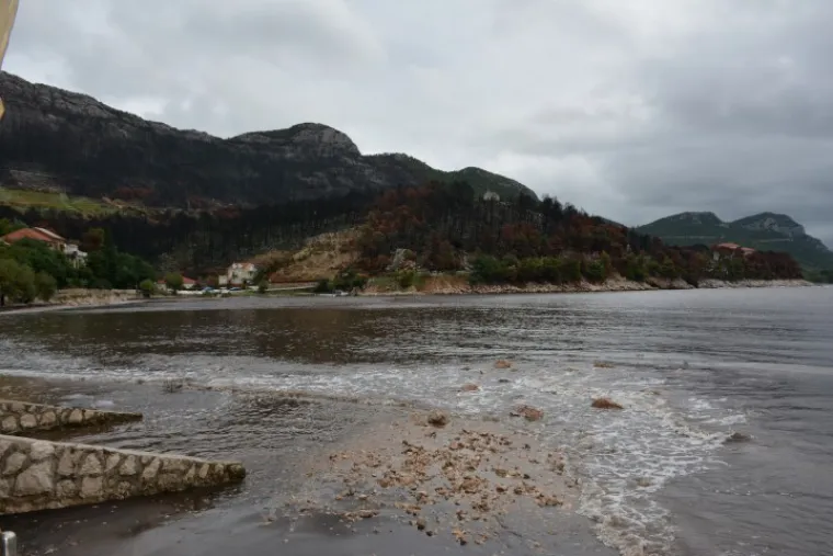 UNIŠTENA I PLAŽA: Bujice uzrokovale odrone, mještani strahuju