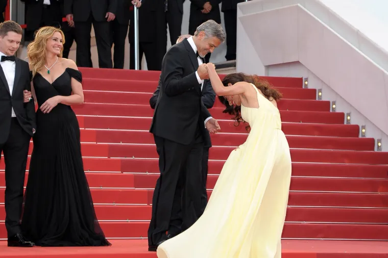Vjetar zadao probleme lijepoj Amal Clooney, ali George joj je priskočio u pomoć