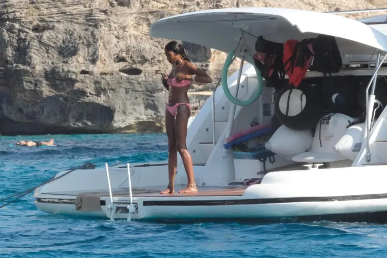 Naomi Campbell i Eiza González viđene na jahti na Ibizi: Pokazale su tijelo boginje