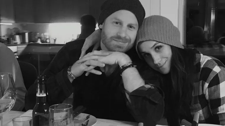 Njihov prvi susret potrajao je tek sat vremena, budući da je Meghan već imala daljnji dogovor. &apos;Otišla sam nakon sat vremena jer sam imala druge planove. A onda sam ga te večeri nazvala i rekla da prekosutra odlazim i da ako želi da možemo sutra otići na večeru.&apos; Tada je nastala i njihova prva zajednička crno-bijela fotografija, koja je nastala nakon što su shvatili da bi mogli dati šansu ljubavnoj vezi. &apos;U jednom me trenutku samo pogodilo i pomislio sam kako je nevjerojatna. Ona je sve što sam uvijek tražio i sama se osjeća dobro i opušteno u mom društvu&apos;, zaključio je princ Harry.