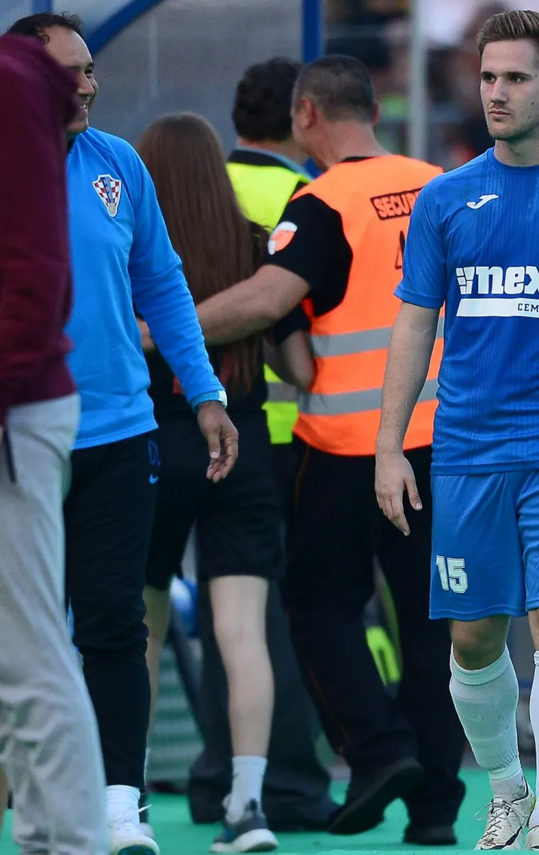 MLADA OBOŽAVATELJICA UTRČALA NA TEREN ZBOG MODRIĆA: Vatreni su izazvali pravu euforiju u Bjelovaru