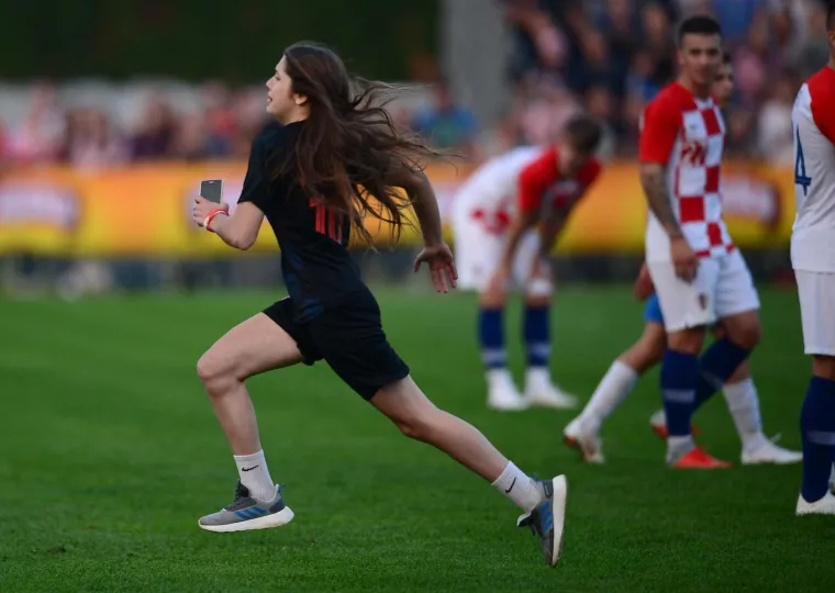 MLADA OBOŽAVATELJICA UTRČALA NA TEREN ZBOG MODRIĆA: Vatreni su izazvali pravu euforiju u Bjelovaru