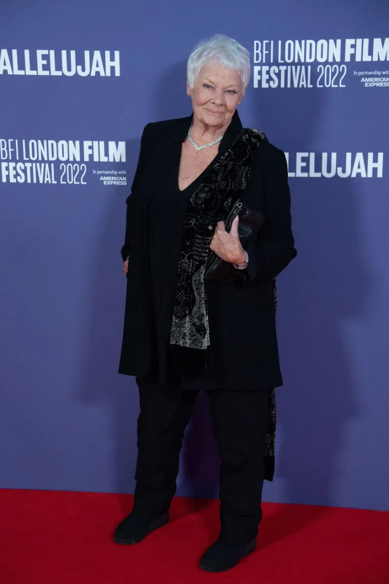 Judi je 81. godini na zapešće istetovirala &quot;Carpe diem&quot;. Bio je to poklon njene kćeri Tare. Također, bila je najstarija žena u povijesti Voguea koja je 2020. godine krasila naslovnicu lipanjskog broja britanskog izdanja tog modnog časopisa.