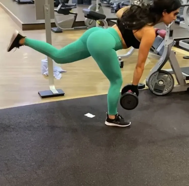 Nasrin je svoje zahvate podijelila i na svom TikTok profilu te otkrila pratiteljima kroz koje je muke prošla sa svojim implantatima za stražnjicu.