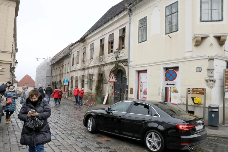 Kraj Vlade i Sabora propada Palača. Trebala je postati muzej, a na kraju postala ruglo grada