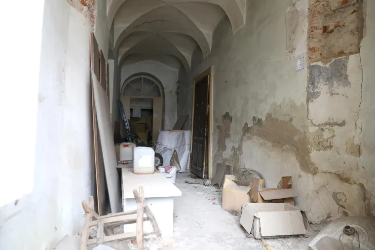 Kraj Vlade i Sabora propada Palača. Trebala je postati muzej, a na kraju postala ruglo grada